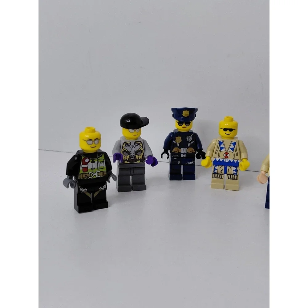 Lot‎ Of 8  Lego Mini Figures Classic Town City W/ Accessories
